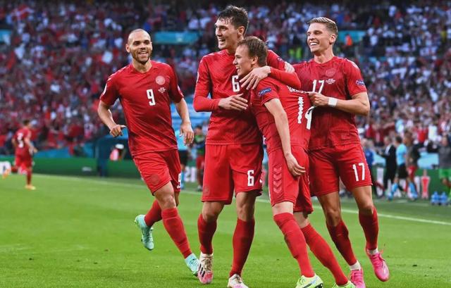 英格兰国家足球队在国际比赛中跻身前三