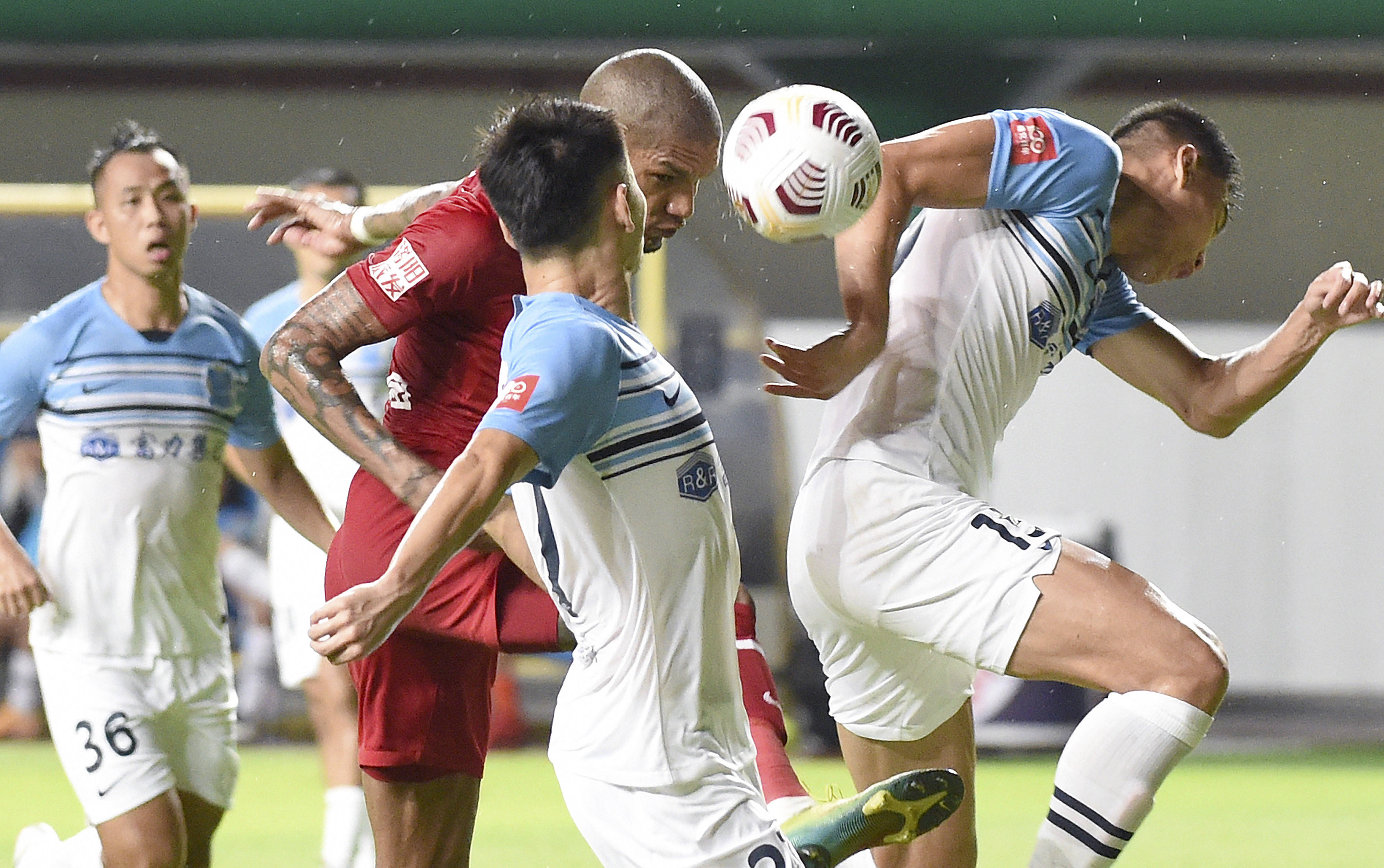 足球赛场上的绝佳表现,球员们展现实力 足球赛场上的绝佳表现,球员们展现实力