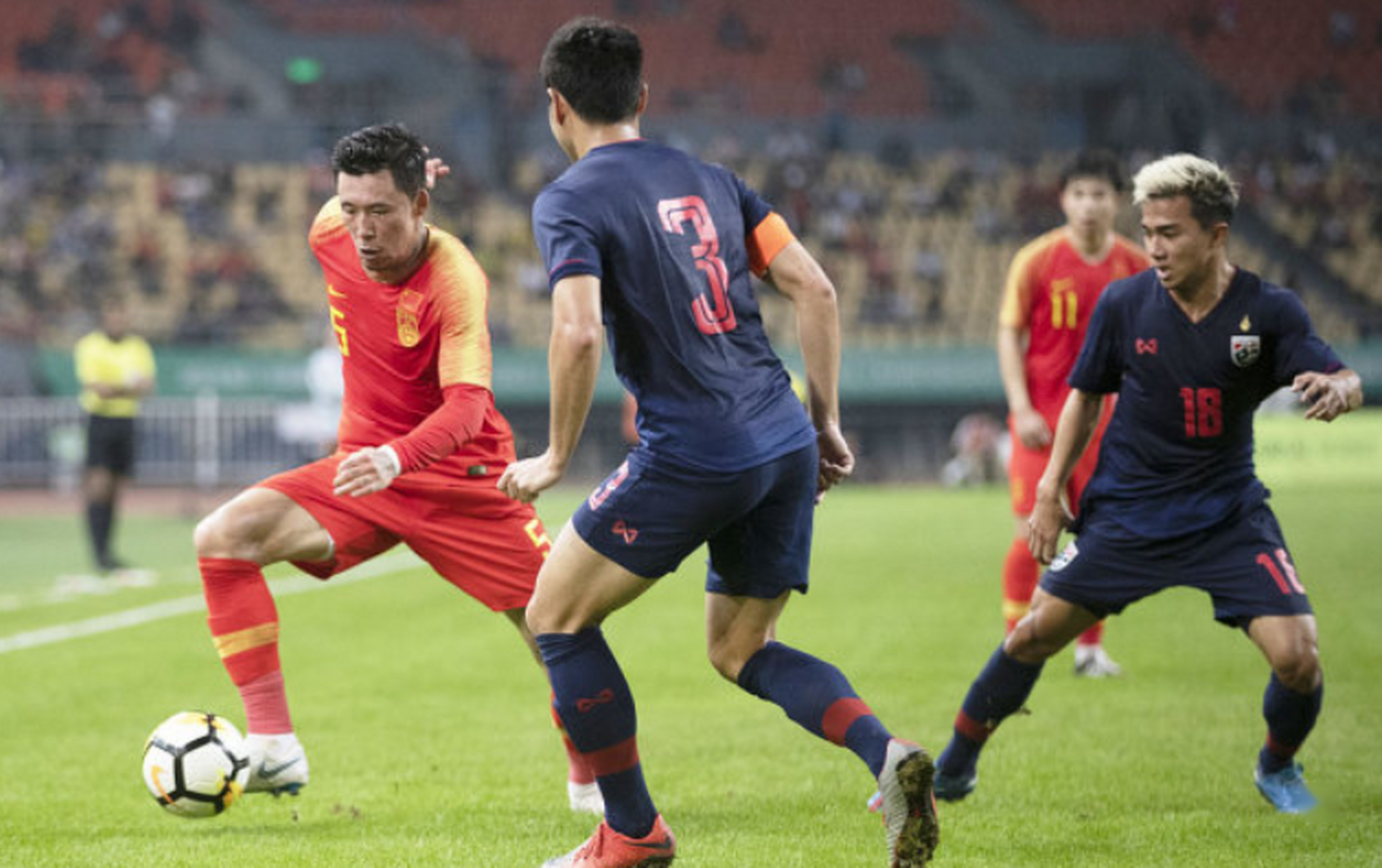 精彩纷呈，亚洲足球赛场上的惊险瞬间