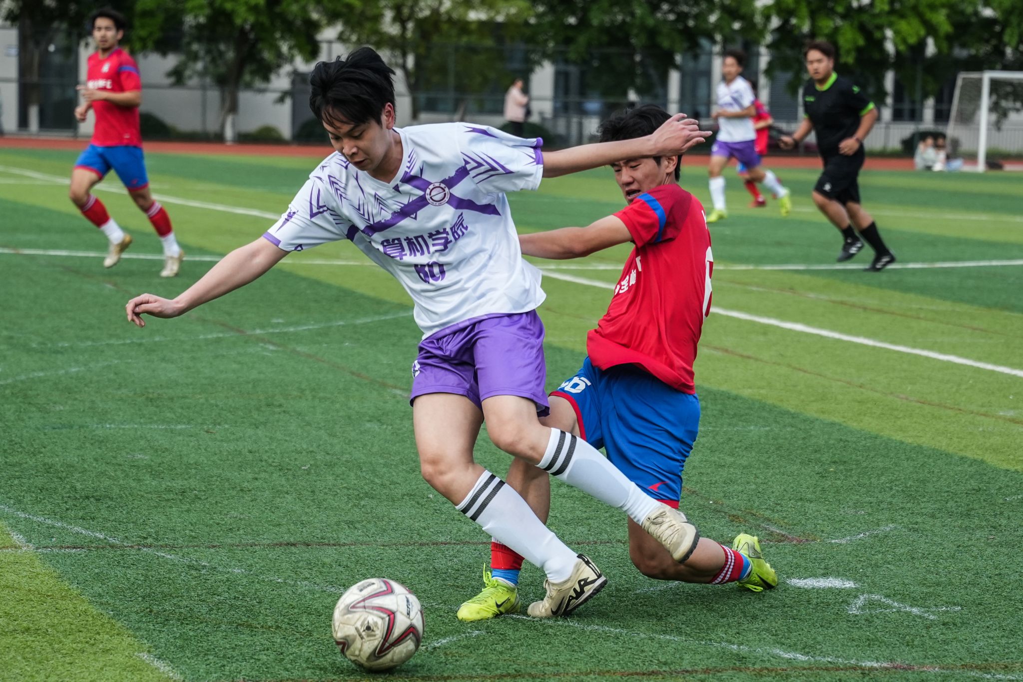 这场足球比赛中洋溢着运动员们的激情与朝气