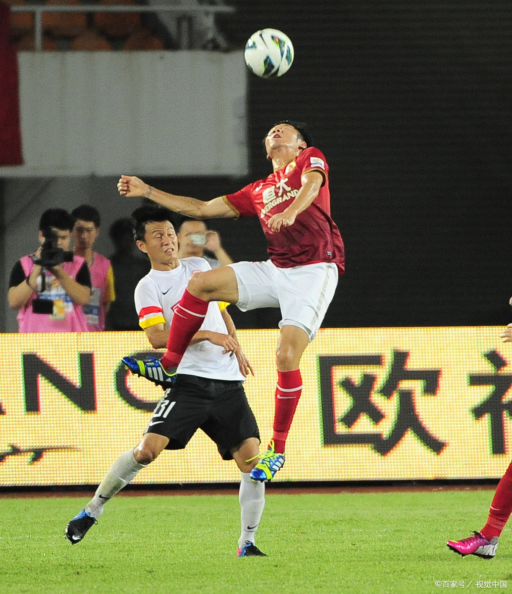 这场足球比赛中洋溢着运动员们的激情与朝气