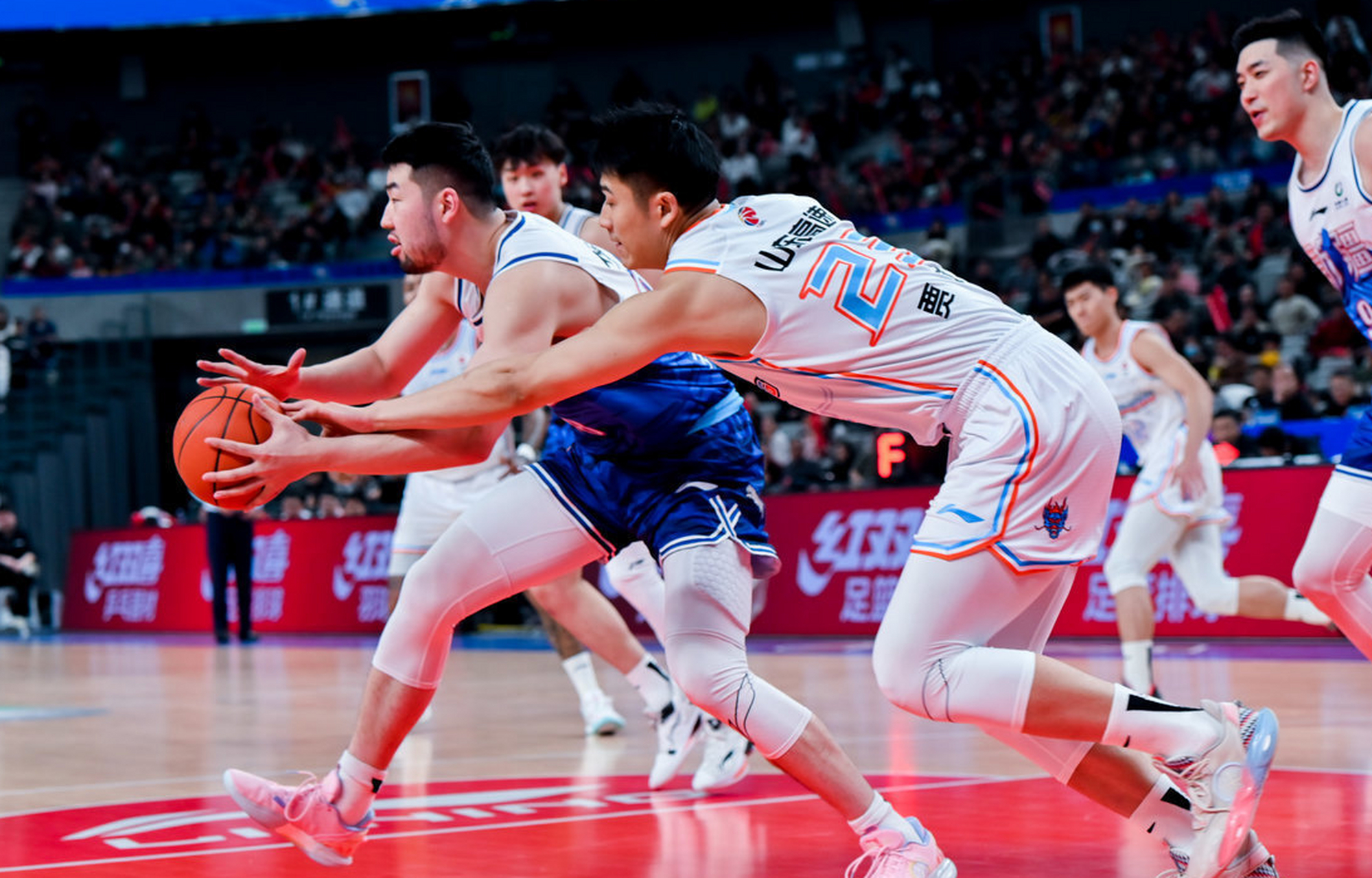 包含新疆男篮豪取胜利，端正形势的词条